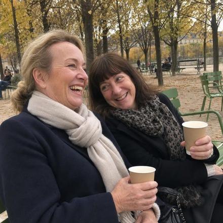 Moment entre amies au jardin du Luxembourg