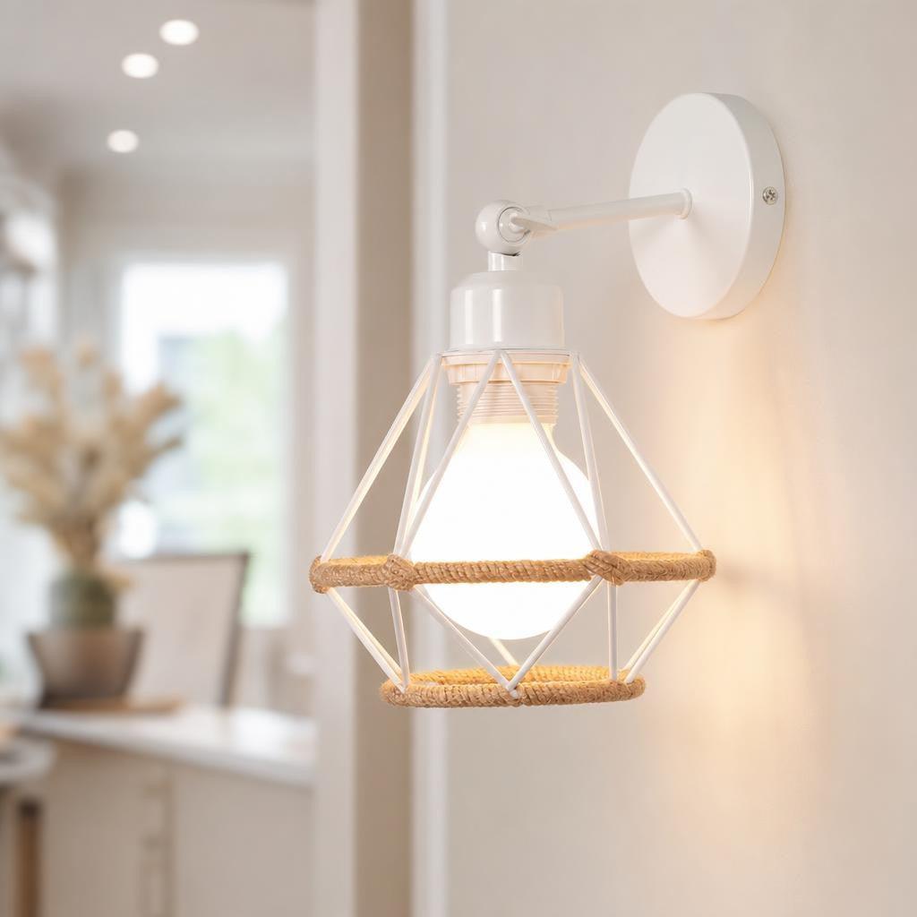 Applique blanche dans un intérieur lumineux