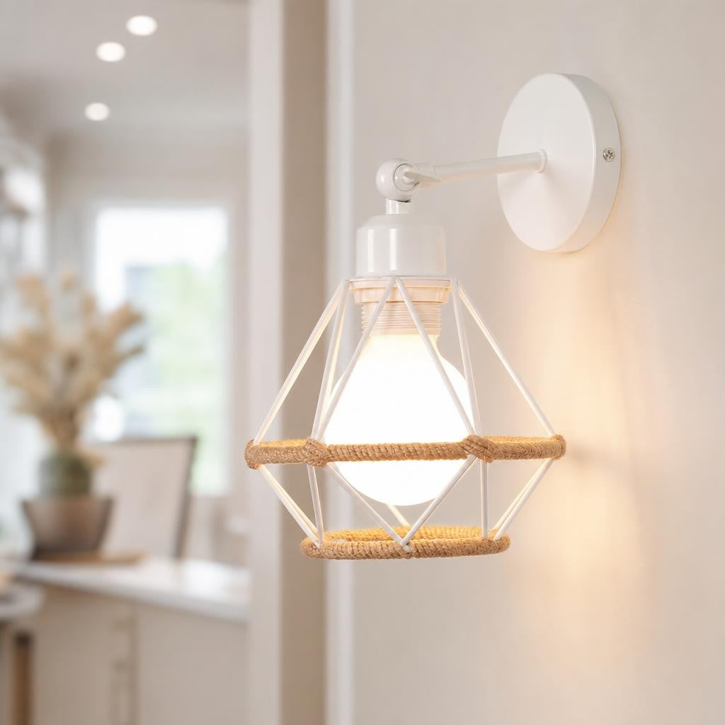 Applique blanche dans un intérieur lumineux
