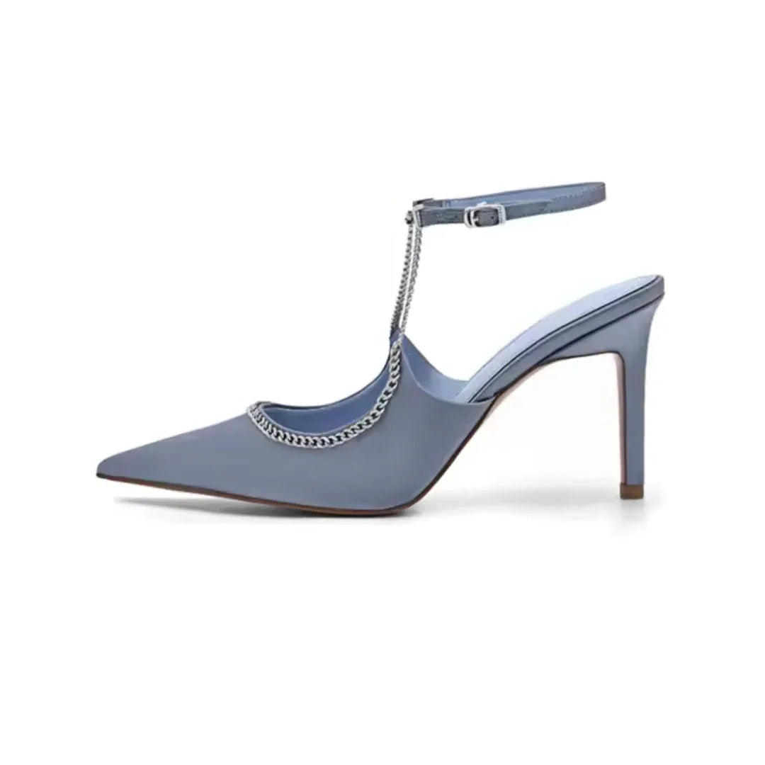 Escarpins femme satin bleu à talon aiguille et bride cheville avec chaîne décorative - Parisola