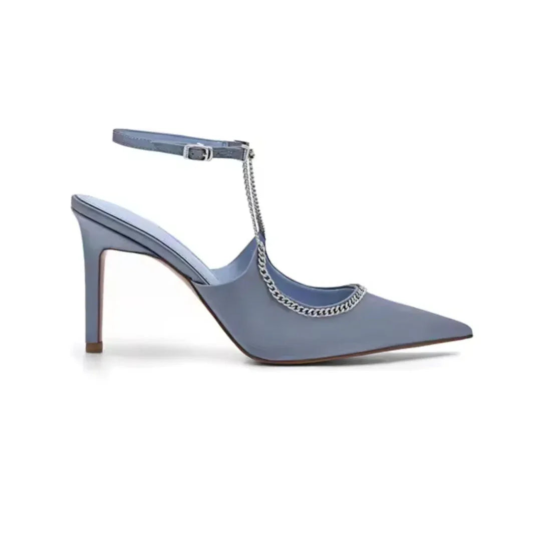 Escarpins femme satin bleu à talon aiguille et bride cheville avec chaîne décorative - Parisola