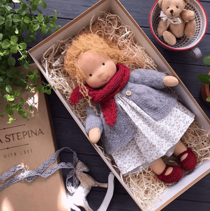 Poupée artisanale style Waldorf coton fibres naturelles 28cm lavable dès 3 ans