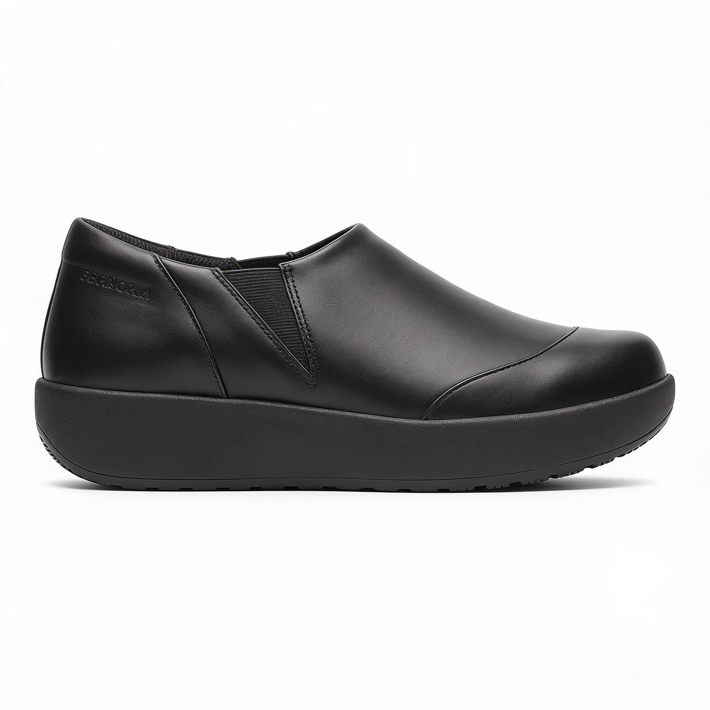 Chaussures de Service Femme Slip-On Noires Semelle Antidérapante – fond blanc