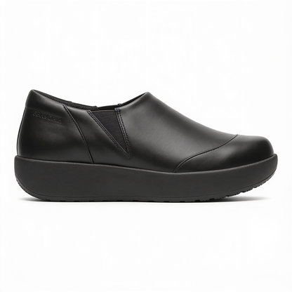 Chaussures de Service Femme Slip-On Noires Semelle Antidérapante – fond blanc