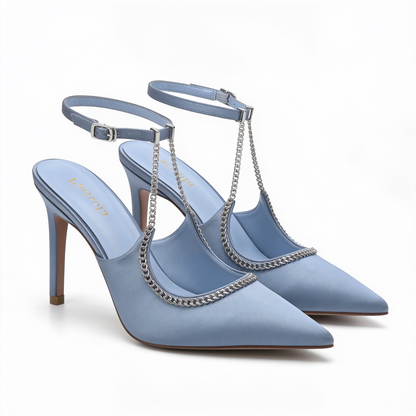 Escarpins Femme en Satin Bleu - Bride Chaîne - Talon Aiguille - Bout Pointu – fond blanc