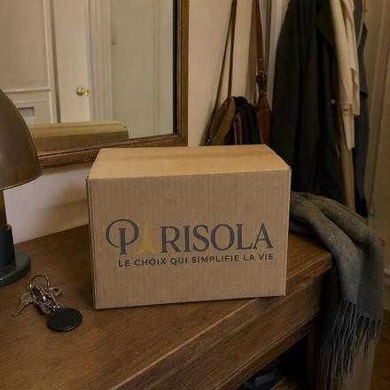 Colis Parisola posé dans l'entrée